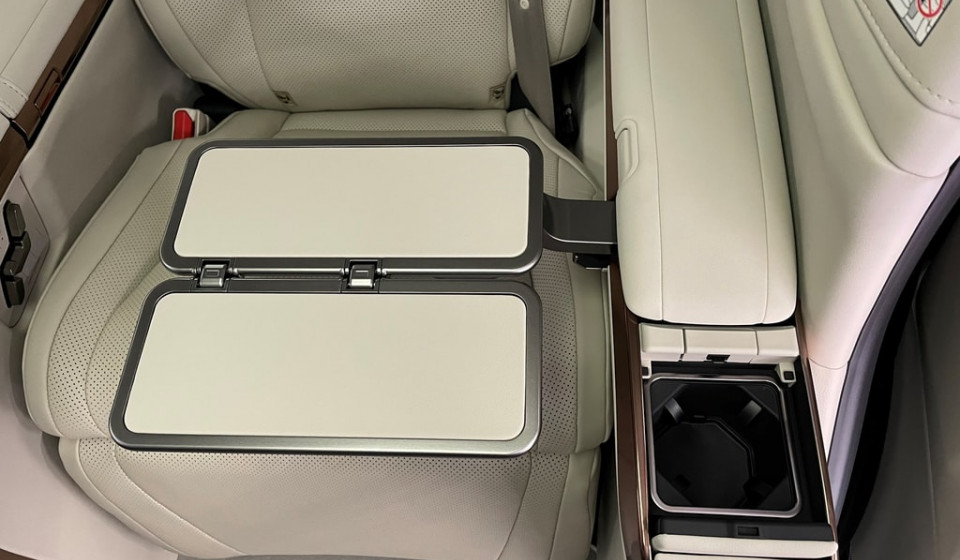LEXUS LM 350h VIP E-FOUR Voll-Hybrid