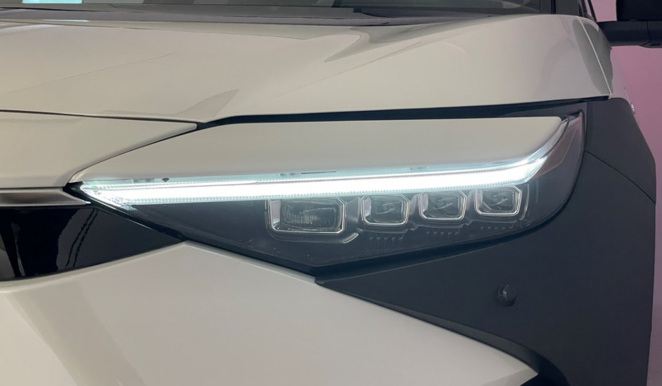TOYOTA bZ4X Electric Premium 11 kW OBC