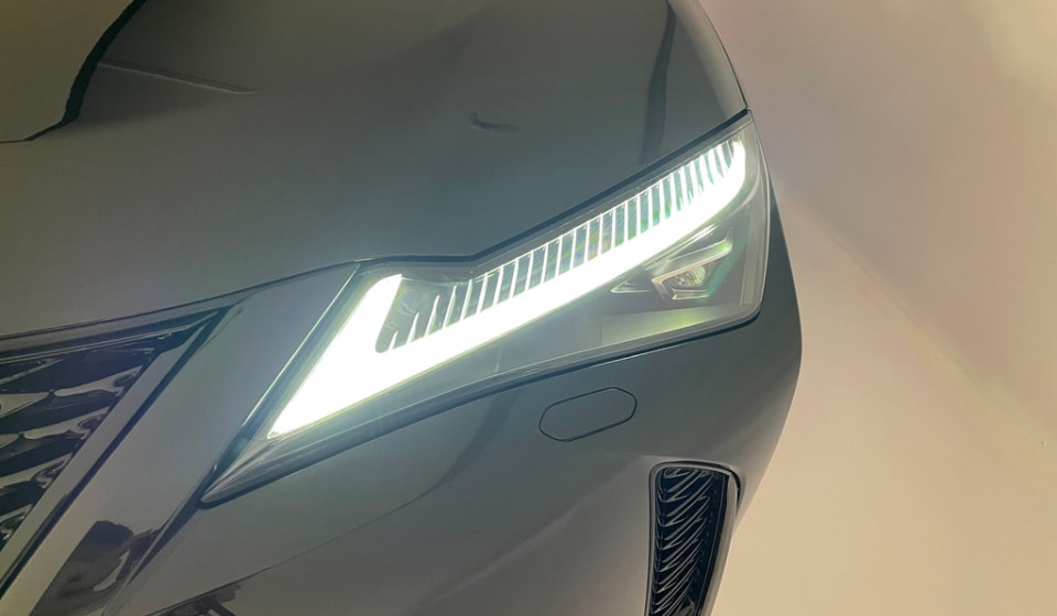 LEXUS UX 300h F Sport E-FOUR Voll-Hybrid