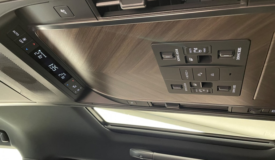 LEXUS LM 350h Excellence E-FOUR