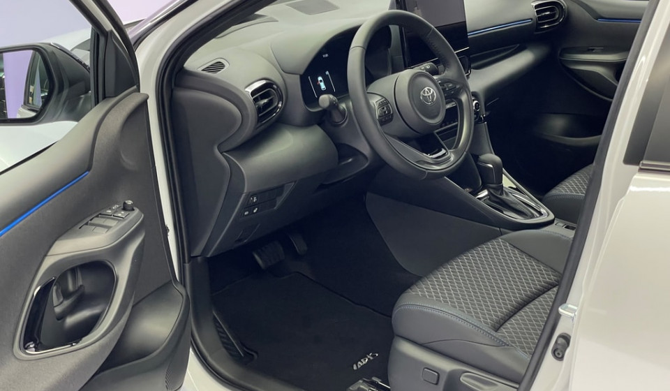 TOYOTA Yaris Hybrid 1.5 Premiere Edition