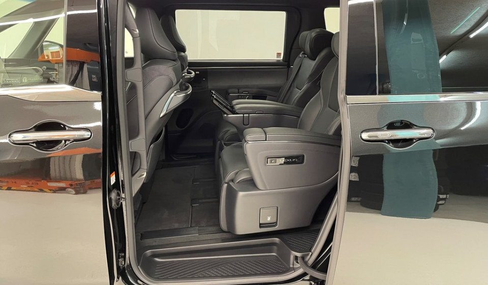 LEXUS LM 350h Excellence E-FOUR