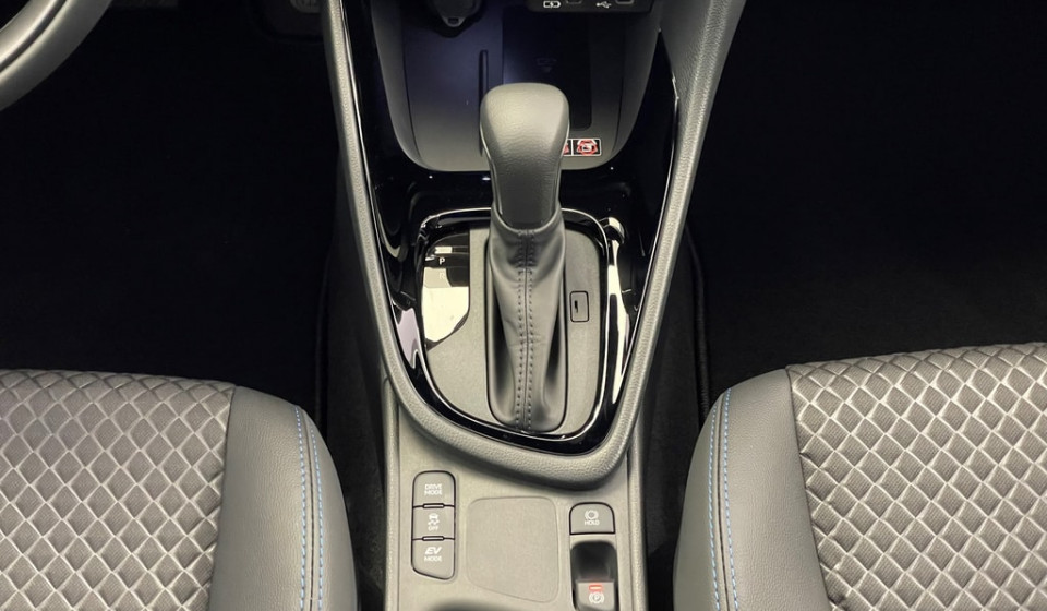 TOYOTA Yaris Hybrid 1.5 Premiere Edition