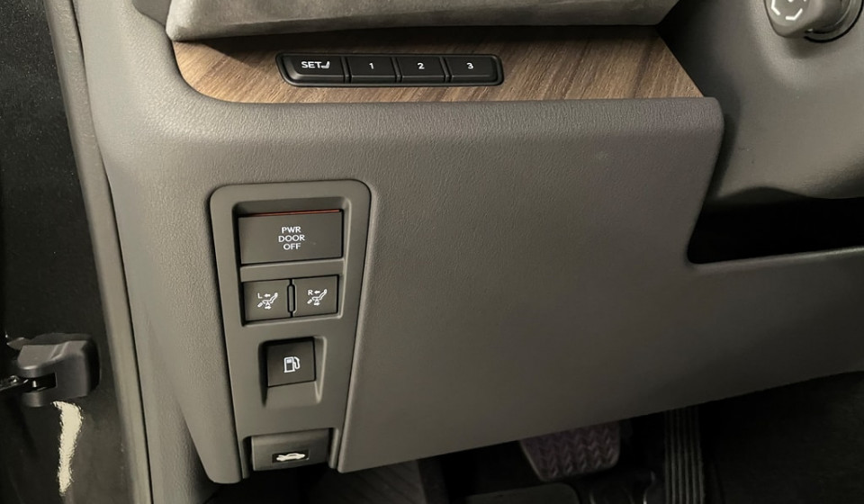 LEXUS LM 350h Excellence E-FOUR