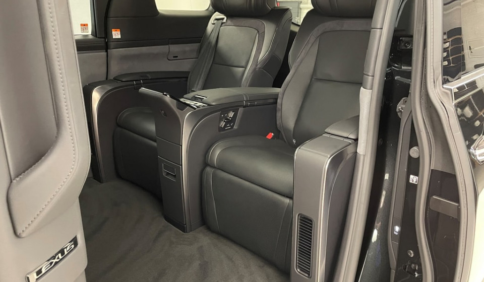 LEXUS LM 350h VIP E-FOUR