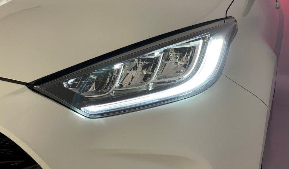 TOYOTA Yaris Hybrid 1.5 Premium