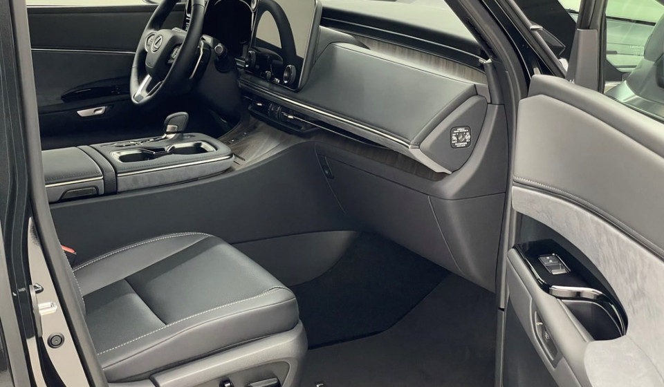 LEXUS LM 350h VIP E-FOUR