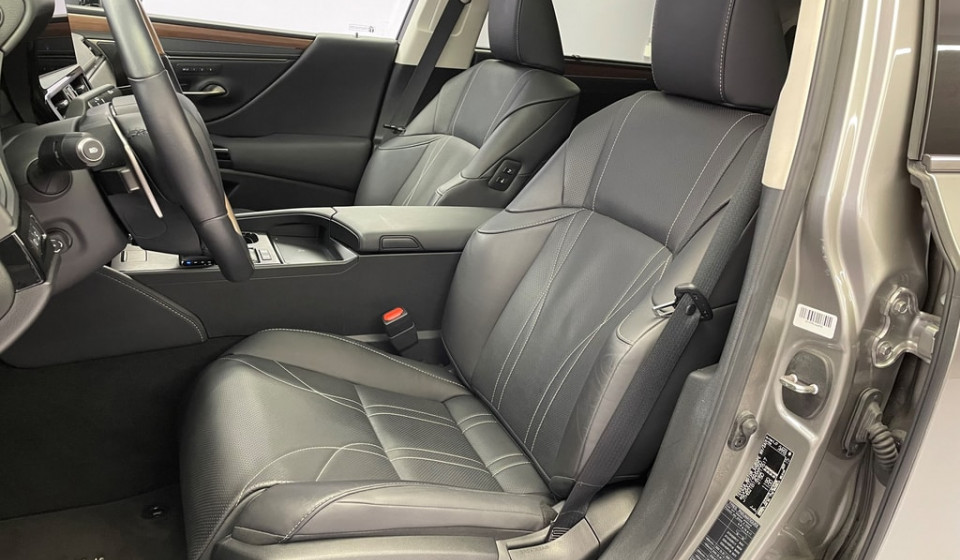 LEXUS ES 300h Excellence Voll-Hybrid