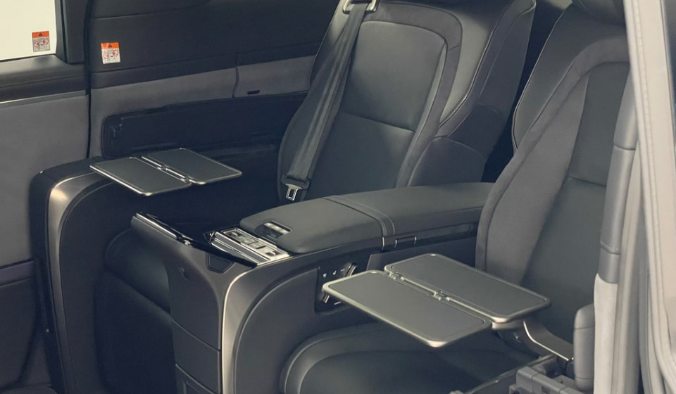 LEXUS LM 350h VIP E-FOUR