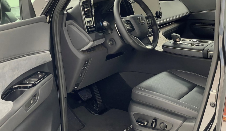 LEXUS LM 350h VIP E-FOUR