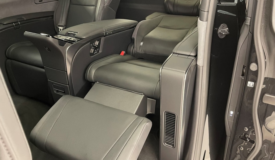 LEXUS LM 350h VIP E-FOUR