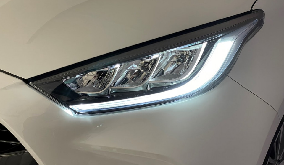 TOYOTA Yaris Hybrid 1.5 Premium