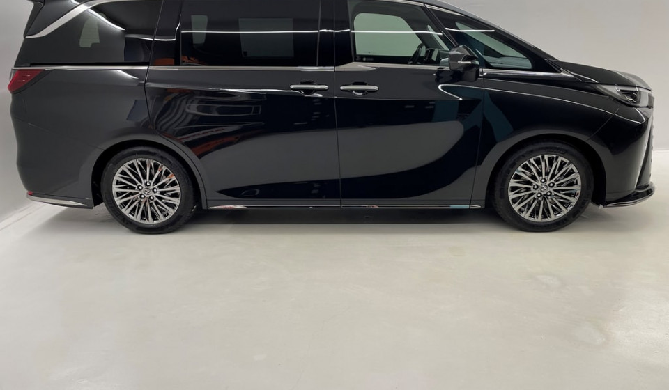 LEXUS LM 350h VIP E-FOUR