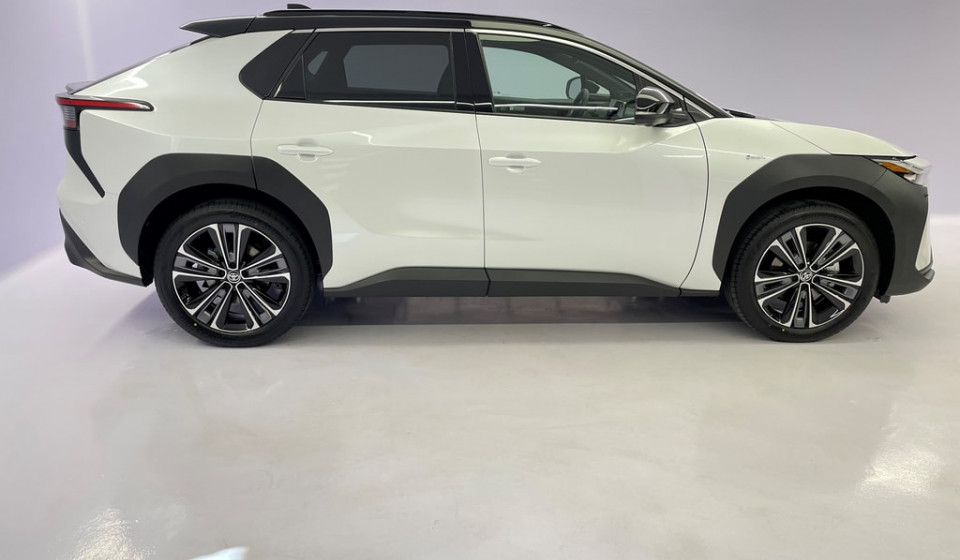 TOYOTA bZ4X Electric Premium 11 kW OBC