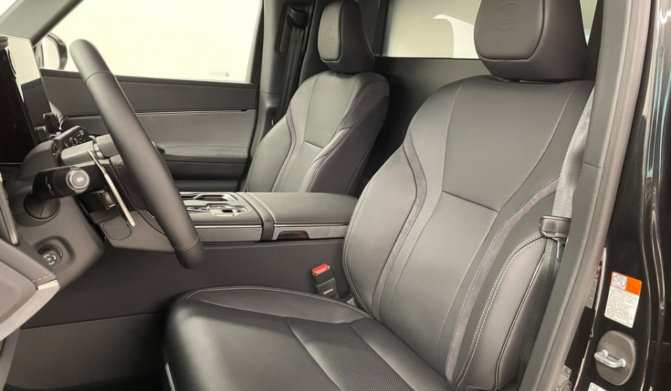 LEXUS LM 350h VIP E-FOUR
