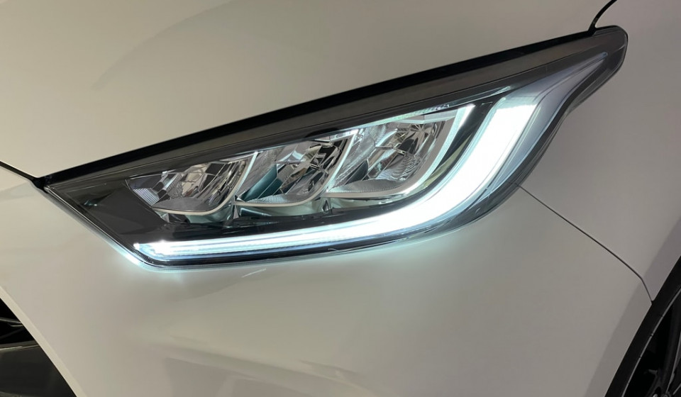 TOYOTA Yaris Hybrid 1.5 Premium
