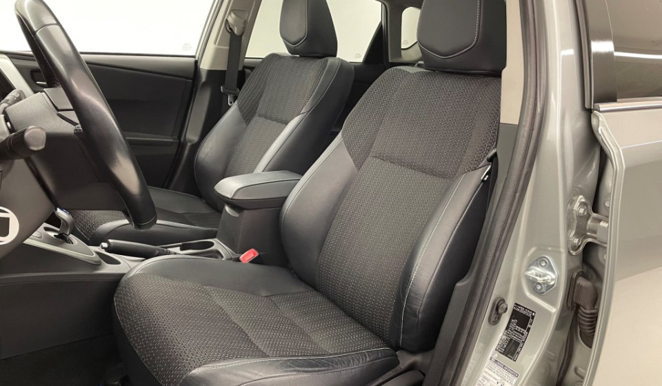 TOYOTA Auris 1.8 16V HSD Linea Sol