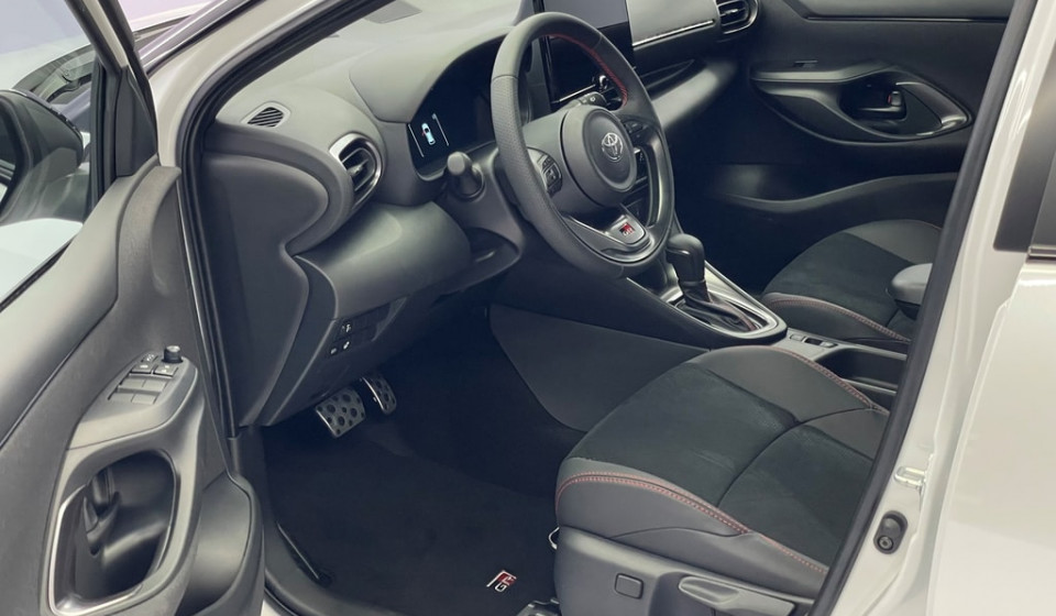 TOYOTA Yaris Hybrid 1.5 GR Sport