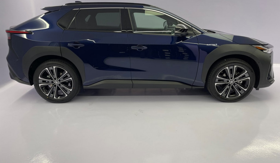 TOYOTA bZ4X Electric Premium AWD 11 kW OBC