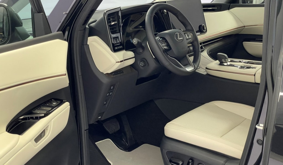LEXUS LM 350h VIP E-FOUR Voll-Hybrid