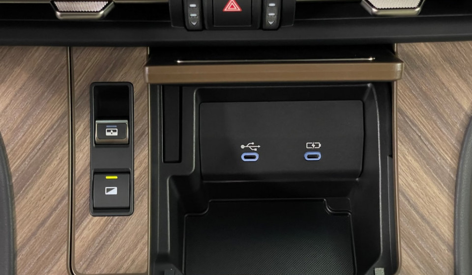 LEXUS LM 350h VIP E-FOUR Voll-Hybrid