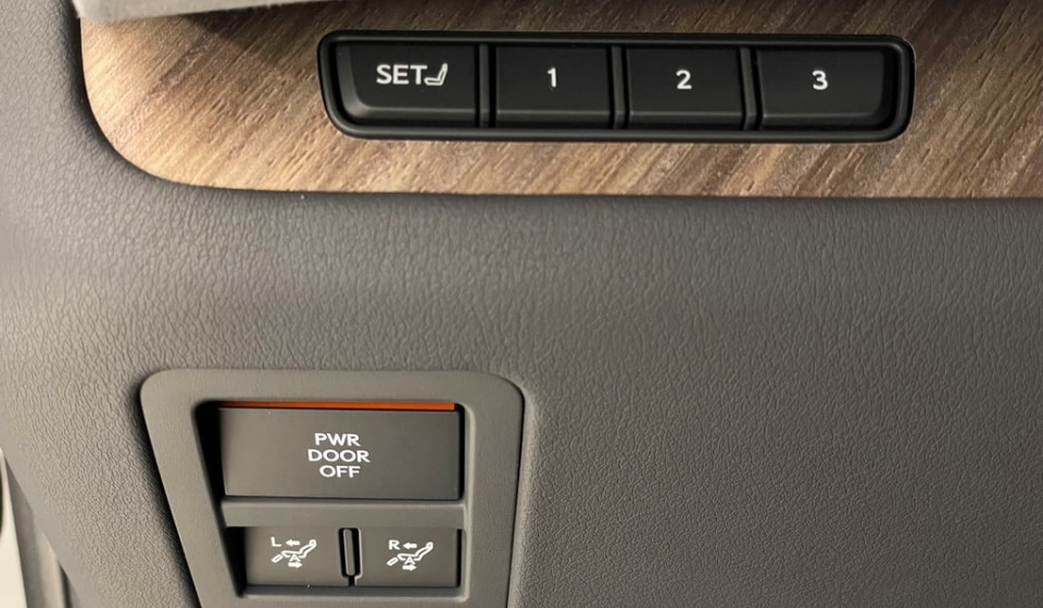 LEXUS LM 350h VIP E-FOUR