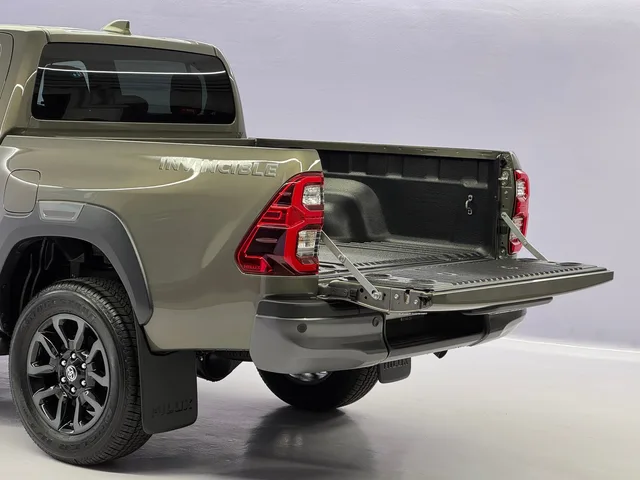TOYOTA Hilux Double Cab.-Pick-up 2.8 D-4D MHEV 204 Invincible 4x4