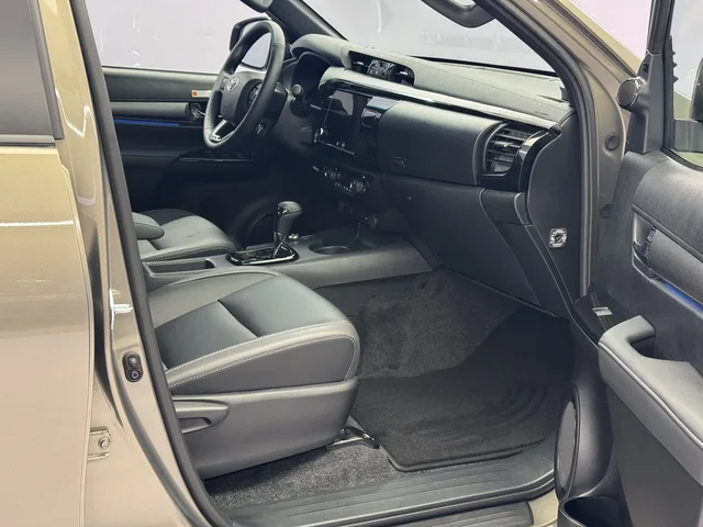 TOYOTA Hilux Double Cab.-Pick-up 2.8 D-4D MHEV 204 Invincible 4x4