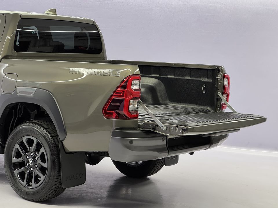 Hilux Double Cab.-Pick-up 2.8 D-4D MHEV 204 Invincible 4x4