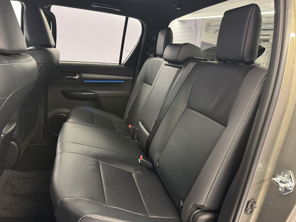 Hilux Double Cab.-Pick-up 2.8 D-4D MHEV 204 Invincible 4x4