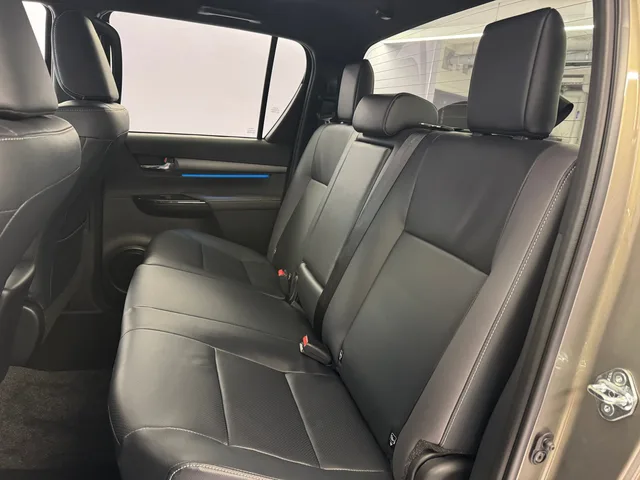 TOYOTA Hilux Double Cab.-Pick-up 2.8 D-4D MHEV 204 Invincible 4x4