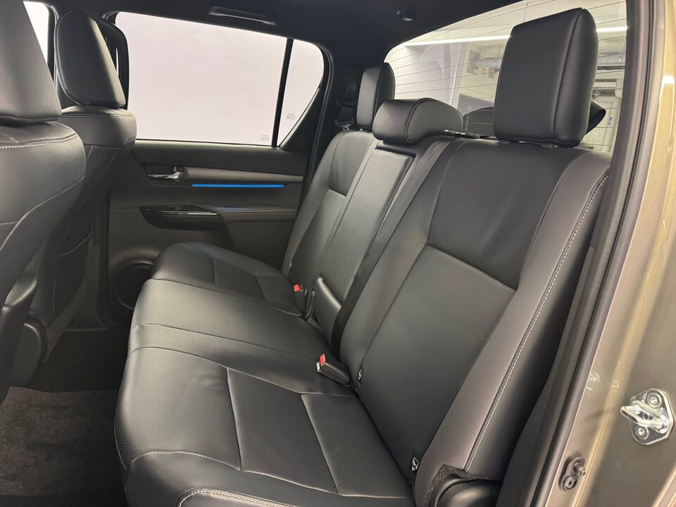 Hilux Double Cab.-Pick-up 2.8 D-4D MHEV 204 Invincible 4x4