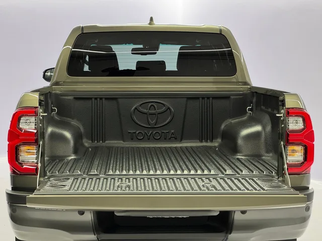 TOYOTA Hilux Double Cab.-Pick-up 2.8 D-4D MHEV 204 Invincible 4x4