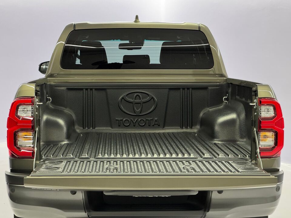Hilux Double Cab.-Pick-up 2.8 D-4D MHEV 204 Invincible 4x4