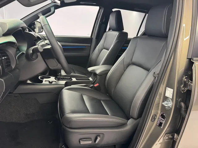 TOYOTA Hilux Double Cab.-Pick-up 2.8 D-4D MHEV 204 Invincible 4x4