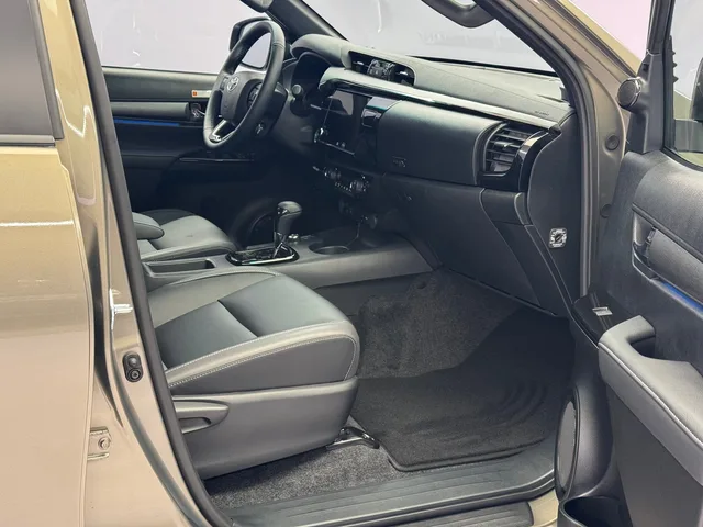 TOYOTA Hilux Double Cab.-Pick-up 2.8 D-4D MHEV 204 Invincible 4x4