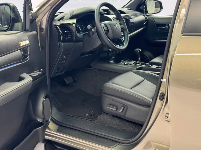 TOYOTA Hilux Double Cab.-Pick-up 2.8 D-4D MHEV 204 Invincible 4x4