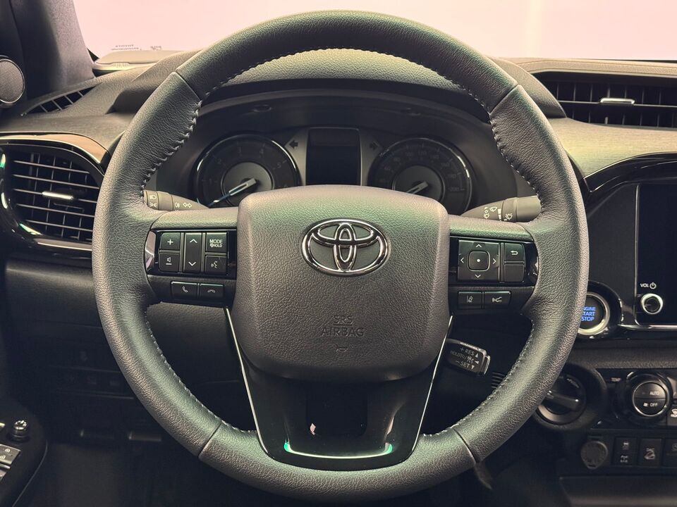 Hilux Double Cab.-Pick-up 2.8 D-4D MHEV 204 Invincible 4x4
