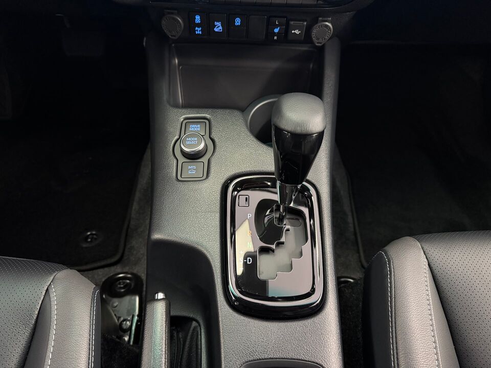 Hilux Double Cab.-Pick-up 2.8 D-4D MHEV 204 Invincible 4x4