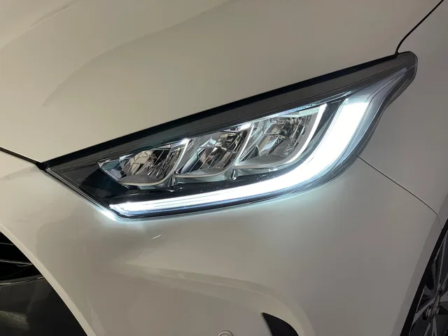 TOYOTA Yaris 1.5 VVT-i HSD Premium