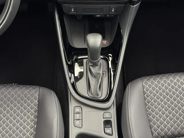 TOYOTA Yaris 1.5 VVT-i HSD Premium