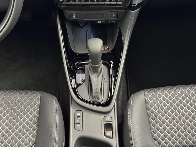 TOYOTA Yaris 1.5 VVT-i HSD Premium