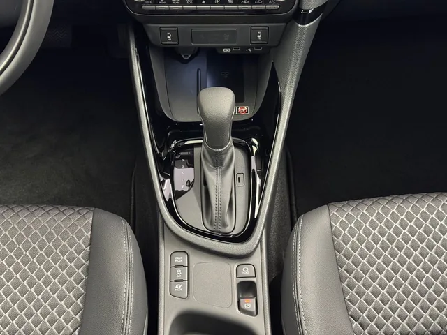 TOYOTA Yaris 1.5 VVT-i HSD Premium
