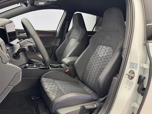 VW Golf VIII 1.5 eTSI R-Line DSG