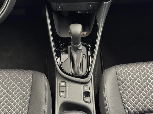 TOYOTA Yaris 1.5 VVT-i HSD Premium