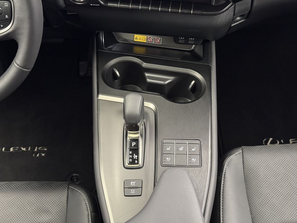 UX 300h Excellence AWD