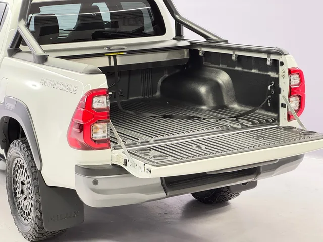 TOYOTA Hilux Double Cab.-Pick-up 2.8 D-4D MHEV 204 Invincible 4x4