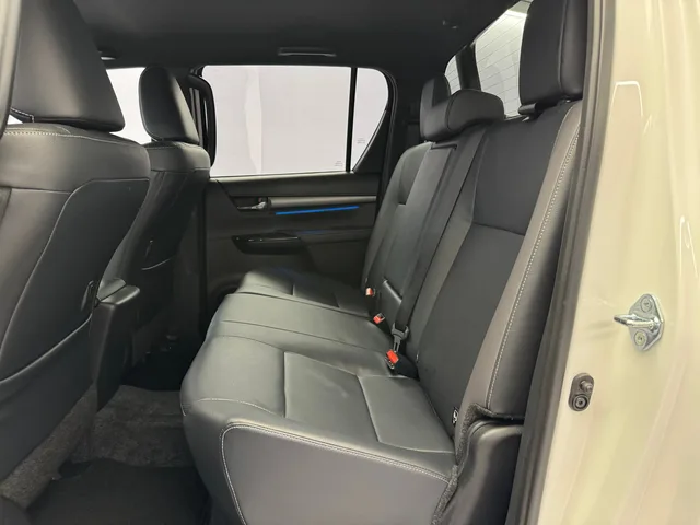 TOYOTA Hilux Double Cab.-Pick-up 2.8 D-4D MHEV 204 Invincible 4x4