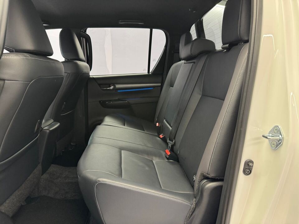 Hilux Double Cab.-Pick-up 2.8 D-4D MHEV 204 Invincible 4x4