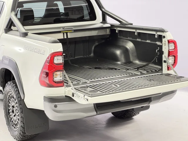 TOYOTA Hilux Double Cab.-Pick-up 2.8 D-4D MHEV 204 Invincible 4x4